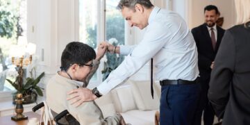 Μαθητή Ειδικού Σχολείου που του είχε στείλει επιστολή συνάντησε ο Κ. Μητσοτάκης – Δέσμευση για δομές και υπηρεσίες σε άτομα με αναπηρία