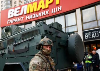 Μακελειό σε σούπερ μάρκετ στο Κίεβο: Σάλος από βίντεο με αστυνομικούς να τρέπονται πανικόβλητοι σε φυγή