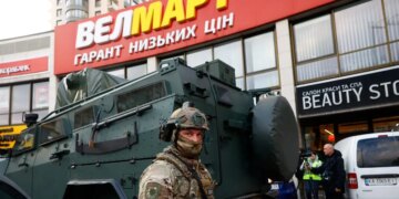 Μακελειό σε σούπερ μάρκετ στο Κίεβο: Σάλος από βίντεο με αστυνομικούς να τρέπονται πανικόβλητοι σε φυγή