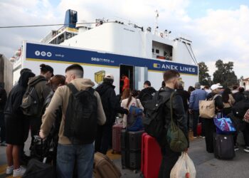 Υψηλές πληρότητες στα ακτοπλοϊκά δρομολόγια και το ΚΤΕΛ - Οι εκδρομείς εγκαταλείπουν μαζικά τις πόλεις - ertnews.gr