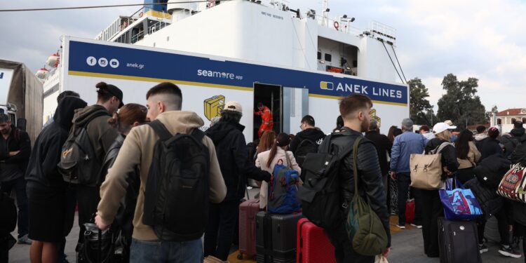 Υψηλές πληρότητες στα ακτοπλοϊκά δρομολόγια και το ΚΤΕΛ - Οι εκδρομείς εγκαταλείπουν μαζικά τις πόλεις - ertnews.gr