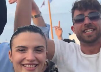 Η Κατερίνα Λιόλιου τραγουδάει τον «Λογαριασμό» σε γνωστό μαγαζί της Νάουσας στην Πάρο