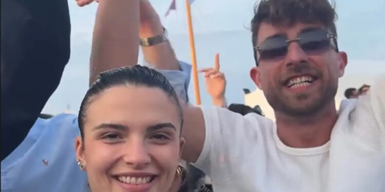 Η Κατερίνα Λιόλιου τραγουδάει τον «Λογαριασμό» σε γνωστό μαγαζί της Νάουσας στην Πάρο