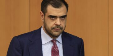 Απάντηση Μαρινακή σε Ανδρουλάκη για το «ντιλάρισμα»: Όσο κι αν πιέζεται από τις χαμηλές δημοσκοπικές επιδόσεις, δεν πρέπει ποτέ να ξεχνά τον θεσμικό του ρόλο