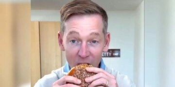 Ο CEO των McDonald’s απαντά για το viral βίντεο με το μπέργκερ: «Για όλα φταίει η μαμά μου»