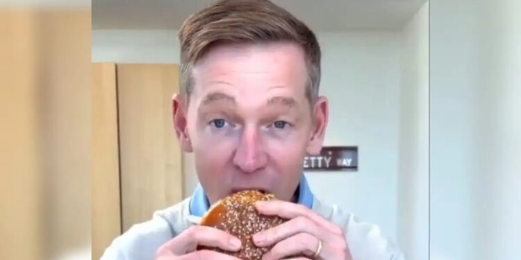 Ο CEO των McDonald’s απαντά για το viral βίντεο με το μπέργκερ: «Για όλα φταίει η μαμά μου»