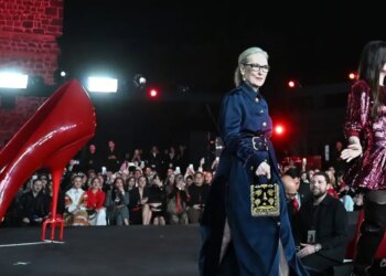 Η Μέριλ Στριπ «καρφώνει» τη Μελάνια Τραμπ για το χακί μπουφάν με το μήνυμα «I Really Don’t Care»