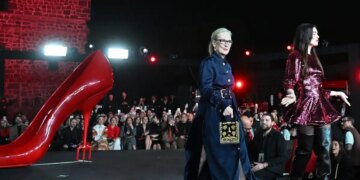 Η Μέριλ Στριπ «καρφώνει» τη Μελάνια Τραμπ για το χακί μπουφάν με το μήνυμα «I Really Don’t Care»