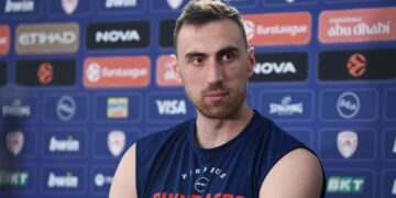 Μιλουτίνοφ: «Είναι τιμή μου να φωνάζει ο κόσμος το όνομά μου και να βρίσκομαι στον Ολυμπιακό»  - www.ertsports.gr