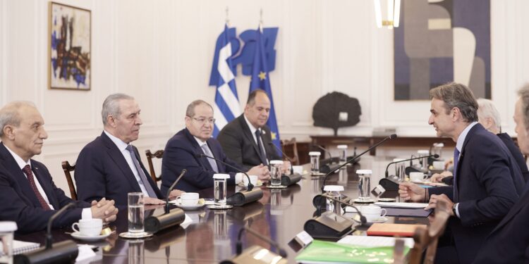 Συνάντηση Μητσοτάκη με τον αντιπρόεδρο της Παλαιστινιακής Αρχής: Θέλουμε να δούμε μια μακροπρόθεσμη και βιώσιμη λύση