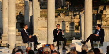 Στην Αθήνα ο Μακρόν: «Τα επόμενα χρόνια θα είναι υπαρξιακής σημασίας για την ΕΕ», δήλωσε από τη Ρωμαϊκή Αγορά ο Μητσοτάκης