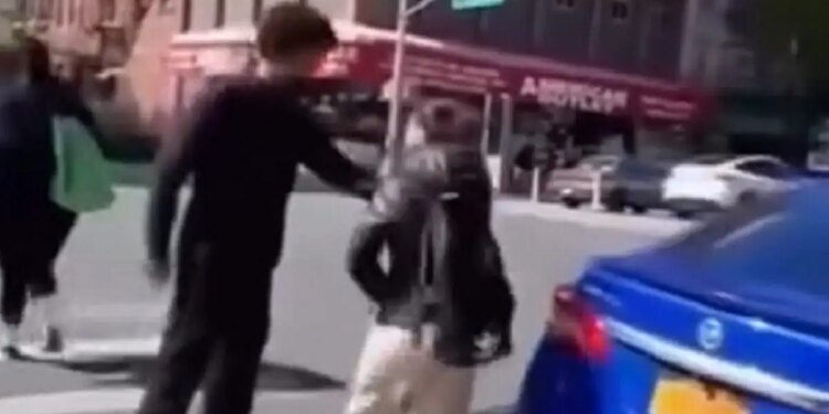 Σοκ στη Νέα Υόρκη: 14χρονος σακάτεψε στο ξύλο 15χρονη γιατί δεν του έδωσε το κινητό της