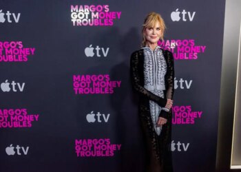 Η εκθαμβωτική εμφάνιση της με φόρεμα Schiaparelli στην πρεμιέρα του «Margo’s Got Money Troubles»