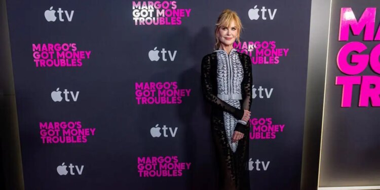 Η εκθαμβωτική εμφάνιση της με φόρεμα Schiaparelli στην πρεμιέρα του «Margo’s Got Money Troubles»