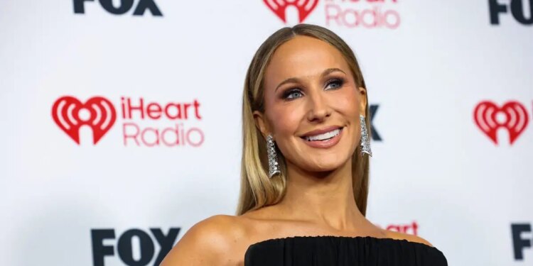 «Δεν με νοιάζει αν ο σύντροφός μου συνευρεθεί με μία άλλη γυναίκα»