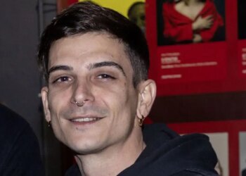 Η γιαγιά μου ήταν πολύ θρήσκα, μια φορά με πήρε στην εκκλησία και είπαν «πάρτε τον πίσω»