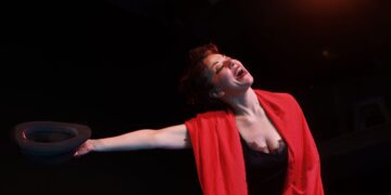 «NINA 2» στο Theatre of the NO: Ένας μονόλογος για τον χρόνο, τη σκηνή και όσα μένουν όταν σβήσουν τα φώτα