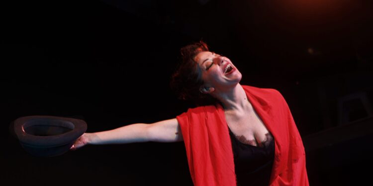 «NINA 2» στο Theatre of the NO: Ένας μονόλογος για τον χρόνο, τη σκηνή και όσα μένουν όταν σβήσουν τα φώτα