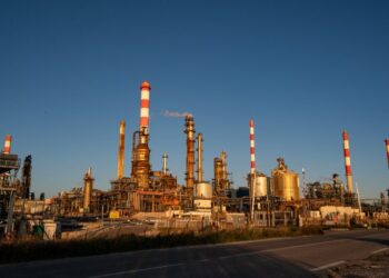 Tιμές πετρελαίου: Μικρή υποχώρηση, πολλές διακυμάνσεις – Νέα προειδοποίηση για αύξηση του κόστους στις αερομεταφορές