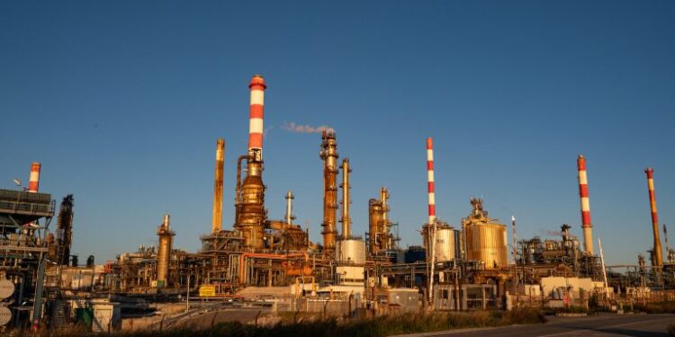 Tιμές πετρελαίου: Μικρή υποχώρηση, πολλές διακυμάνσεις – Νέα προειδοποίηση για αύξηση του κόστους στις αερομεταφορές