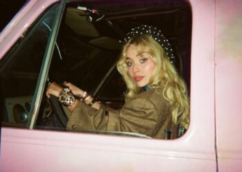 Sabrina Carpenter: Κυκλοφόρησε το βίντεο για το «House Tour» – Σαρώνει το Man’s Best Friend σε charts και streaming