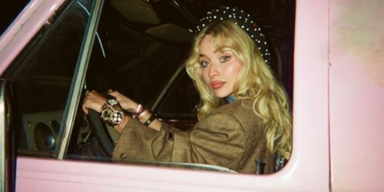 Sabrina Carpenter: Κυκλοφόρησε το βίντεο για το «House Tour» – Σαρώνει το Man’s Best Friend σε charts και streaming