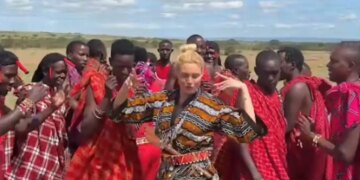 Χόρεψε το τραγούδι «Μασάι» της Έλλης Κοκκίνου με άτομα της φυλής στην Αφρική