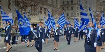 Νέα Υόρκη: Στα γαλανόλευκα η 5η λεωφόρος του Μανχάταν στην παρέλαση για την 25η Μαρτίου