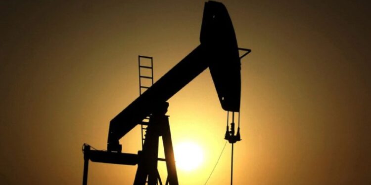 Εκτοξεύεται το πετρέλαιο, υποχωρούν οι μετοχές μετά τις δηλώσεις Τραμπ για τα Στενά του Ορμούζ