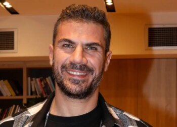 Η φωτογραφία, τα χαμόγελα και το μήνυμα «μείνετε συντονισμένοι»