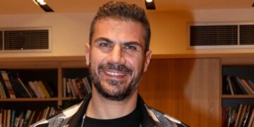 Η φωτογραφία, τα χαμόγελα και το μήνυμα «μείνετε συντονισμένοι»