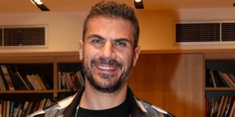 Η φωτογραφία, τα χαμόγελα και το μήνυμα «μείνετε συντονισμένοι»