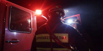 Πυρκαγιά σε αμαξοστάσιο στον Πειραιά – Ζημιές σε τρία αυτοκίνητα