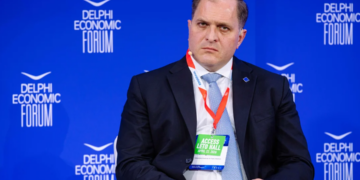 Πιτσιλής στους Δελφούς: Υποχρεωτικός ο χρηματοοικονομικός εγγραμματισμός – Καθοριστική η συμβολή του AI στη φοροδιαφυγή