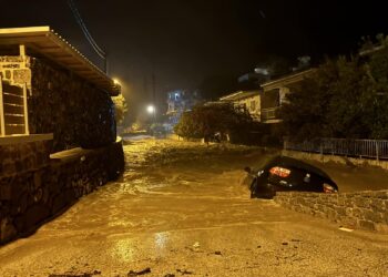 Η κακοκαιρία Erminio σφυροκοπά τον Πόρο: Πλημμυρισμένοι δρόμοι, κατάρρευση γέφυρας και κλειστά σχολεία