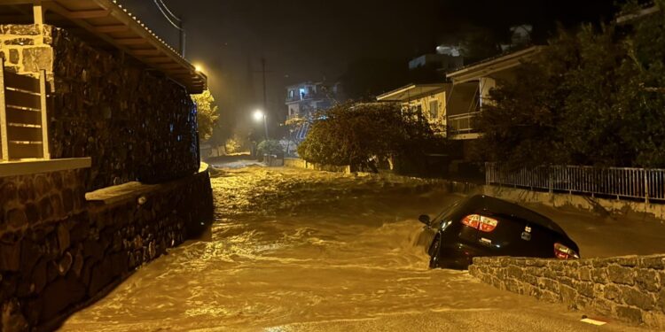 Η κακοκαιρία Erminio σφυροκοπά τον Πόρο: Πλημμυρισμένοι δρόμοι, κατάρρευση γέφυρας και κλειστά σχολεία