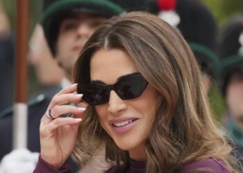 Βασίλισσα Ράνια της Ιορδανίας: Πανέμορφη και πάντα κομψή ψωνίζει παιχνίδια για τα εγγόνια της