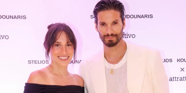 Γιώργος Καράβας - Ραφαέλα Ψαρρού: Στη Μάνη με τα παιδιά τους για τις διακοπές του Πάσχα