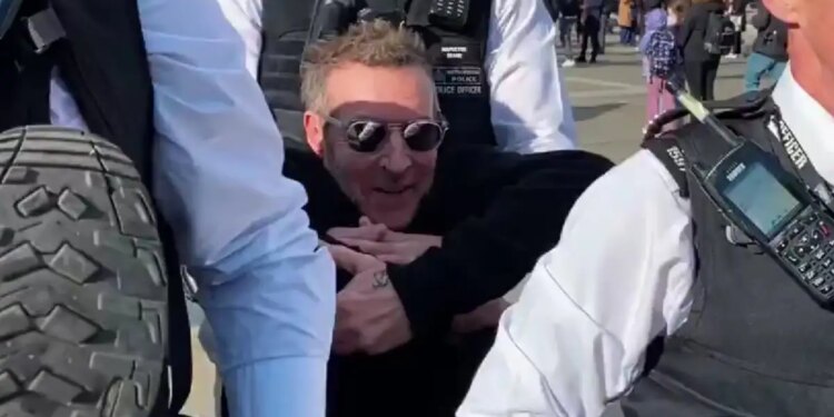 Ο Ρόμπερτ Ντελ Νάγια των Massive Attack, συνελήφθη σε διαδήλωση για την Παλαιστίνη