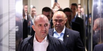 Βουλγαρία: Αυτοδυναμία για τον Ρούμεν Ράντεφ στις βουλευτικές εκλογές - Πρώην πιλότος μαχητικών αεροσκαφών και φιλορώσος