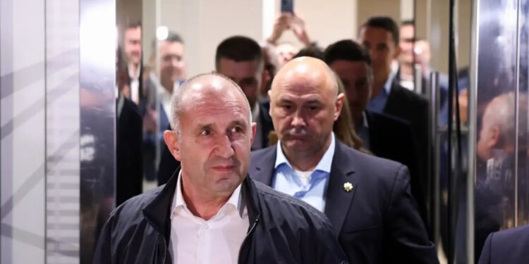 Βουλγαρία: Αυτοδυναμία για τον Ρούμεν Ράντεφ στις βουλευτικές εκλογές - Πρώην πιλότος μαχητικών αεροσκαφών και φιλορώσος