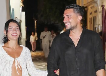 Ο Σάκης Κατσούλης με την έγκυο Μαριαλένα Ρουμελιώτη στο δοκιμαστήριο «για να βρει ρούχα που να χωράει η κοιλίτσα»