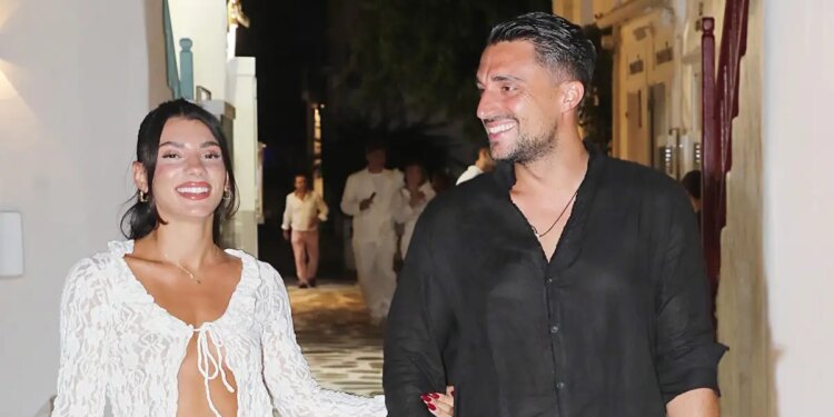 Ο Σάκης Κατσούλης με την έγκυο Μαριαλένα Ρουμελιώτη στο δοκιμαστήριο «για να βρει ρούχα που να χωράει η κοιλίτσα»