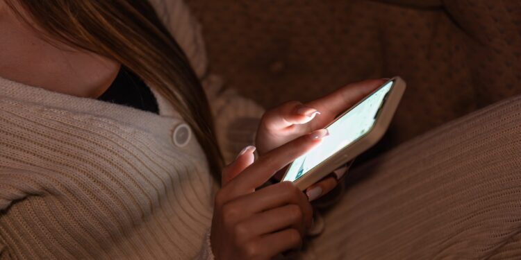 Το internet μάς «καταπίνει»: Περνάμε 44 χρόνια μπροστά από οθόνες και 5 χρόνια μόνο σε feeds, notifications και scrolling