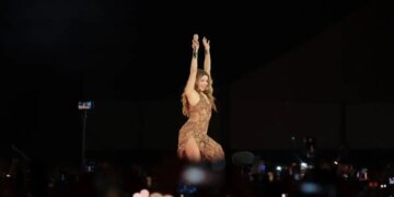 Σάλος με τη Σακίρα: Οπερατέρ σωριάζεται μπροστά της