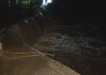 Σπάτα: Κλειστή η οδός Πεύκου λόγω υπερχείλισης ρέματος