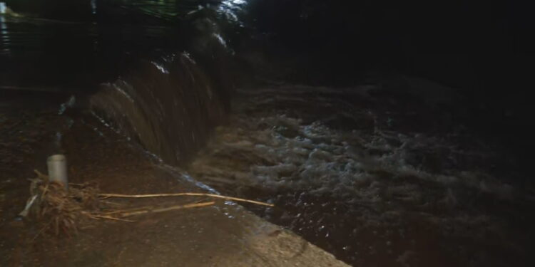 Σπάτα: Κλειστή η οδός Πεύκου λόγω υπερχείλισης ρέματος