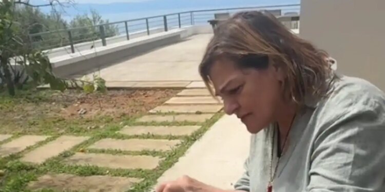 Αναβίωσε σκηνή από τη σειρά «Είσαι το ταίρι μου» μετά το σούβλισμα αρνιού το Πάσχα