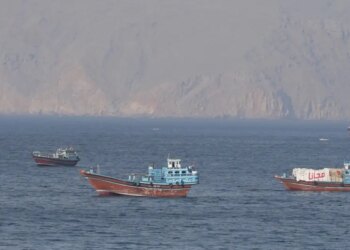 Τραμπ σε Ιράν για τα Στενά του Ορμούζ: «Δεν μπορείτε να μας εκβιάσετε» - Πυραυλικές επιθέσεις σε πλοία