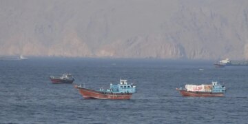 Τραμπ σε Ιράν για τα Στενά του Ορμούζ: «Δεν μπορείτε να μας εκβιάσετε» - Πυραυλικές επιθέσεις σε πλοία